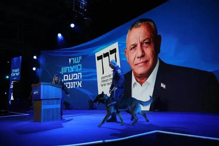 מאבטחים בודקים את בימת ישר!