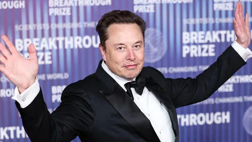 Обложка источника: Оставляет всех позади: акции SpaceX выросли, и Маск снова стал триллионером