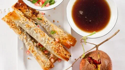 Обложка источника: Палочки из теста фило с мясным фаршем и гранатом