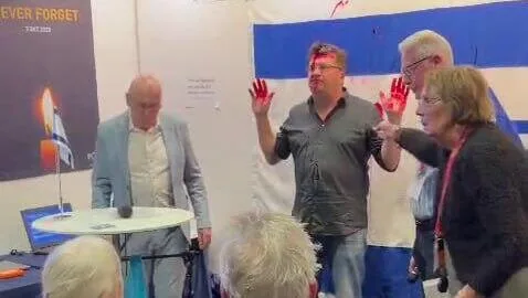 Обложка источника: В Швеции мужчина облил израильский флаг красной краской