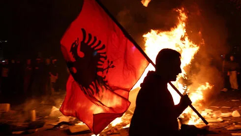 Обложка источника: Беспорядки в Албании: протесты против коррупции