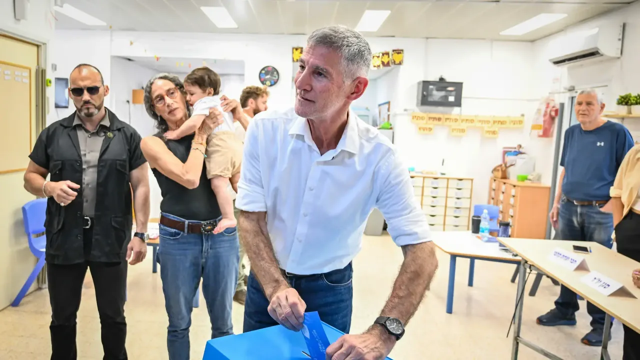 יו"ר מפלגת "הדמוקרטים", יאיר גולן, מצביע בקלפי בראש העין, במהלך הבחירות הכלליות בישראל, 27 באוקטובר 2026.