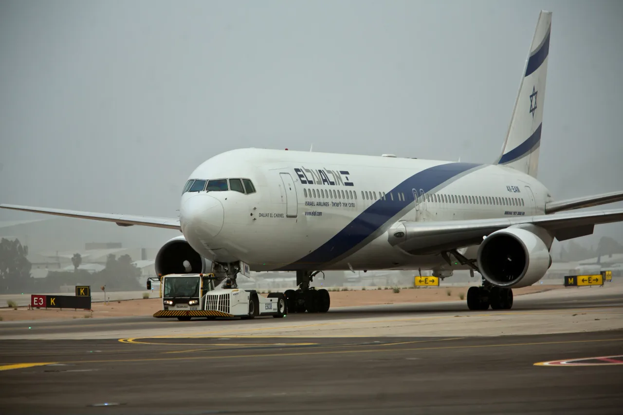 Обложка источника: Пилот El Al раскритиковал пассажиров за грязь в самолете