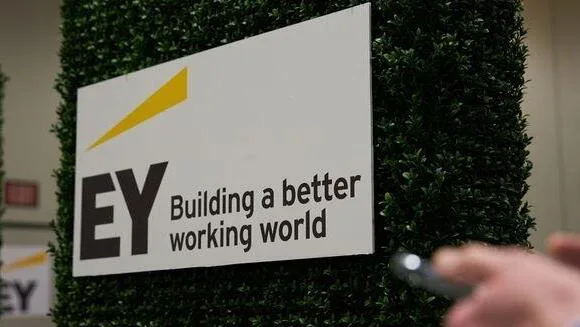 Обложка источника: Не только ИИ: Ernst & Young будет выплачивать бонусы сотрудникам, которые продемонстрируют «человеческие навыки»