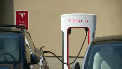 Обложка источника: Вполне логично: Tesla добавляет в автомобили режим экстренного выхода