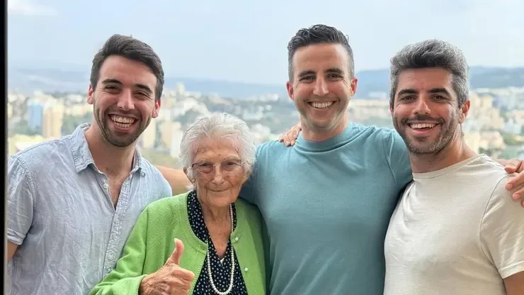 רות כרובי עם שלושת הנכדים שלה הגיעו מארה״ב כדי לממש את זכות ההצבעה
