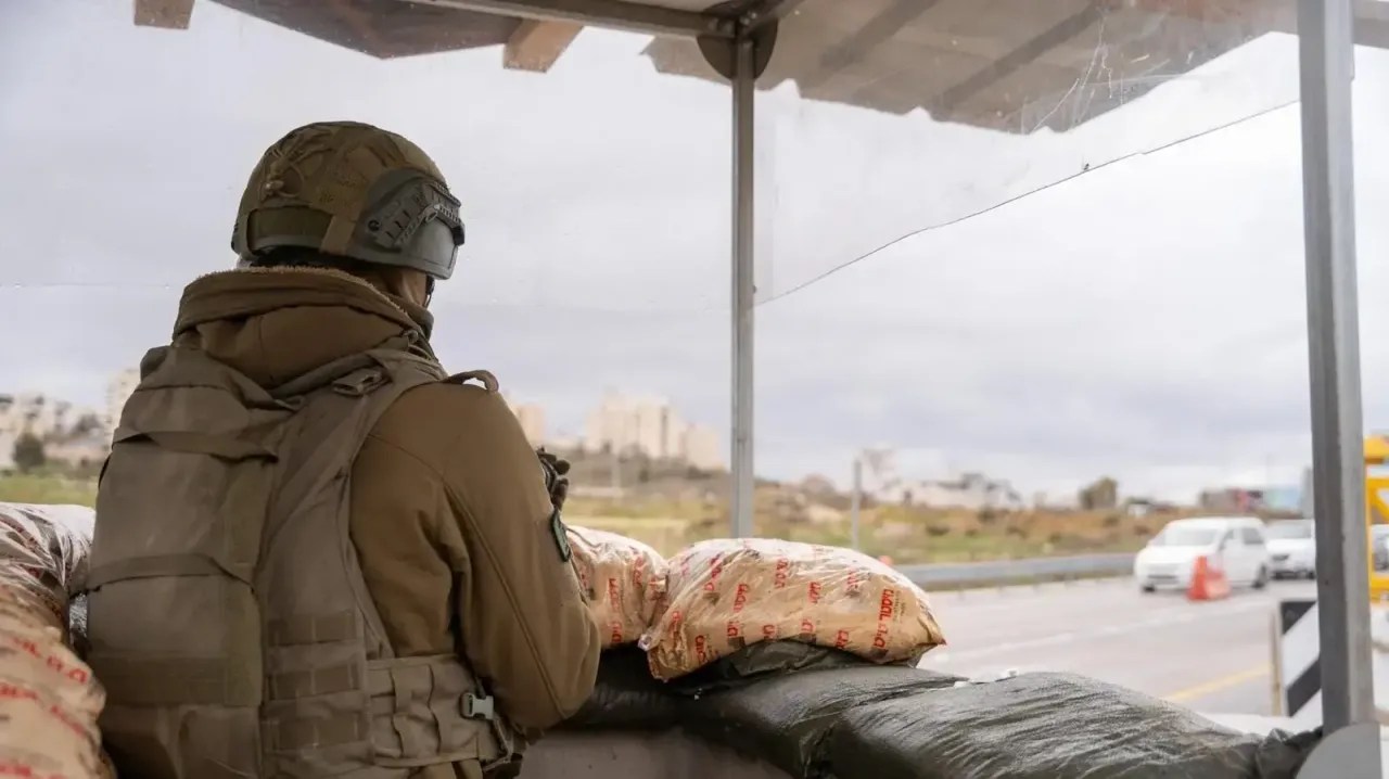 כוחות אוגדת יהודה ושומרון בהיערכות לקראת שחרור המחבלים, מניעת התקהלויות וחגיגות וסיורים להורדת דגלי חמאס וסממני הערכות במרחב, 8 בפבואר 2025