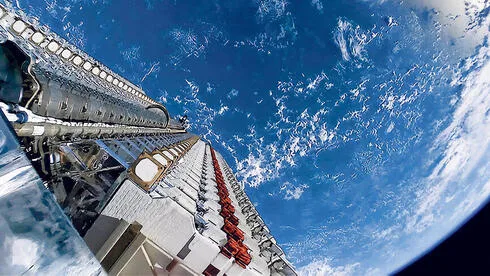 Обложка источника: Компания SpaceX выходит на рынок мобильной связи в США: приобрела национальные права на вещание для Starlink