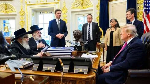 Обложка источника: Трамп принял адморей в Белом доме