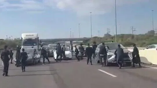 Обложка источника: Ультраортодоксы заблокировали шоссе 4 в знак протеста
