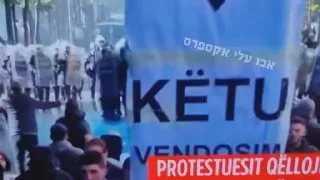 Обложка источника: В Албании участник протестов развернул палестинский флаг
