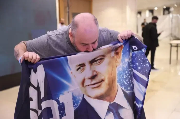לירן חולצה אפורה מנשק שלט של ביבי במטה הליכוד