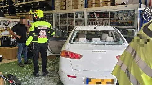 Обложка источника: В Ашдоде автомобиль врезался в магазин