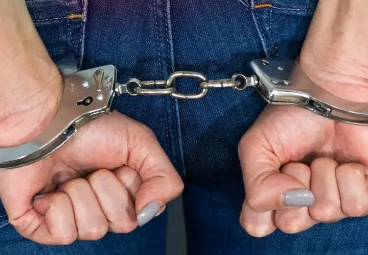 Обложка источника: Полицейская из Рахата подозревается в передаче данных преступникам
