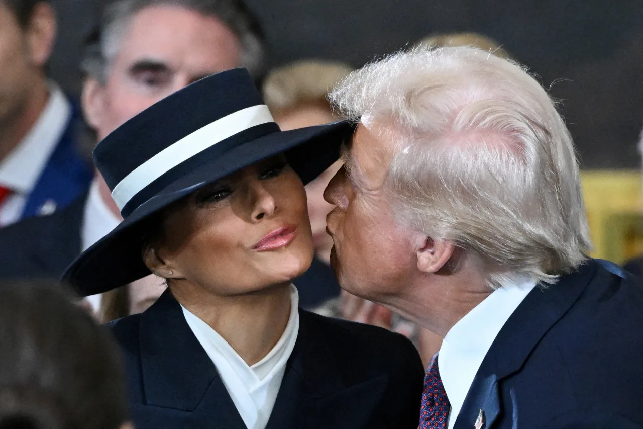 Обложка источника: ФБР отслеживало перемещения Мелании и Бэррона Трампа