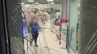 Обложка источника: Беспорядки во Франции: вчера акты вандализма произошли и в Марселе.