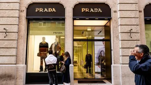 Обложка источника: Prada возвращается к сверхбогатым: снорклинг, сумки за 20 тысяч долларов и юбки за 100 тысяч