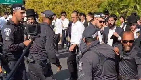 Обложка источника: Протесты ультраортодоксов у полицейского участка в Раанане