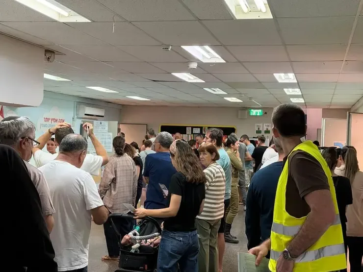 בוקר הבחירות - מצביעים ראשונים בקלפ ברעננה