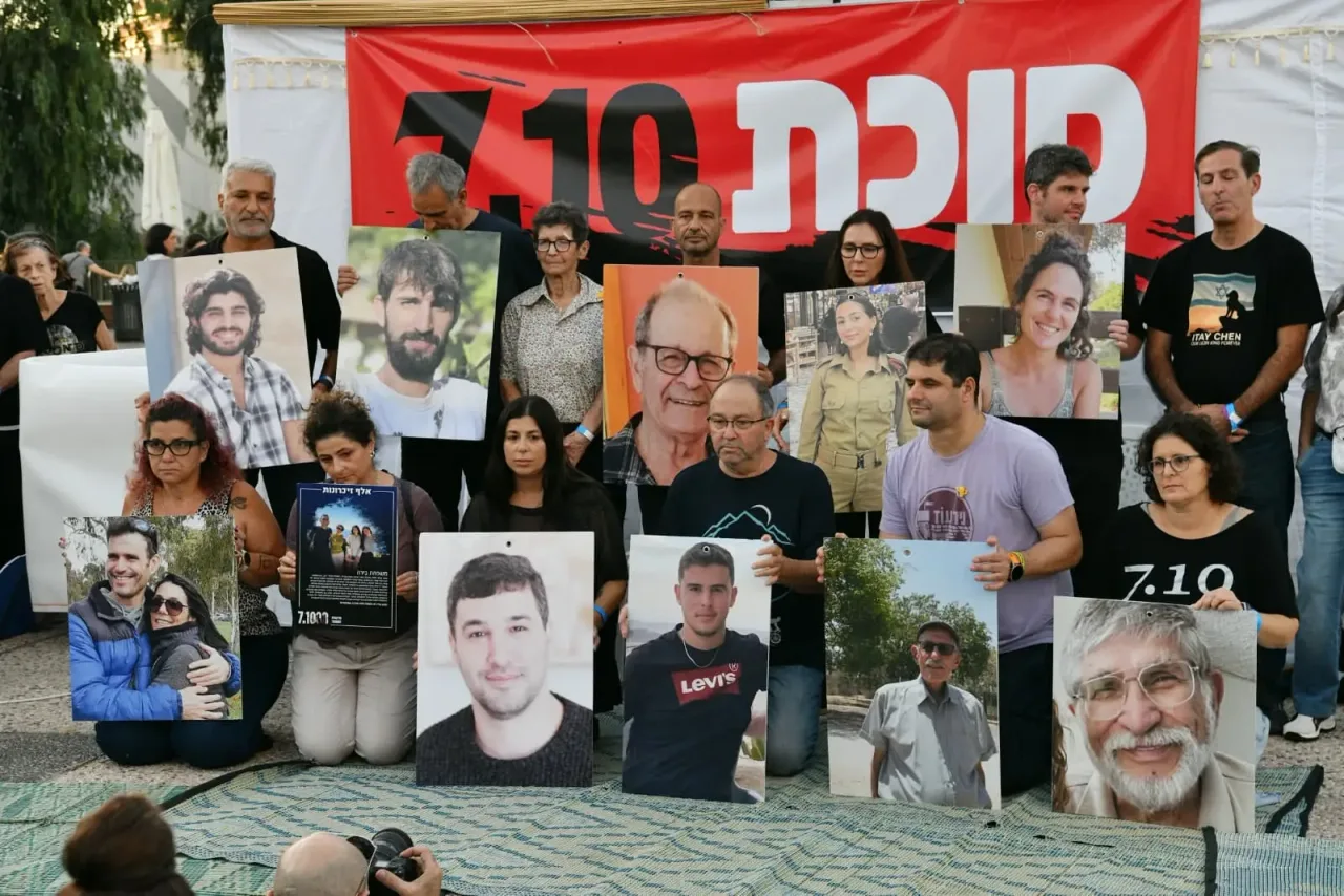 Обложка источника: Семьи пострадавших от нападения 7 октября установили «сукку провала»