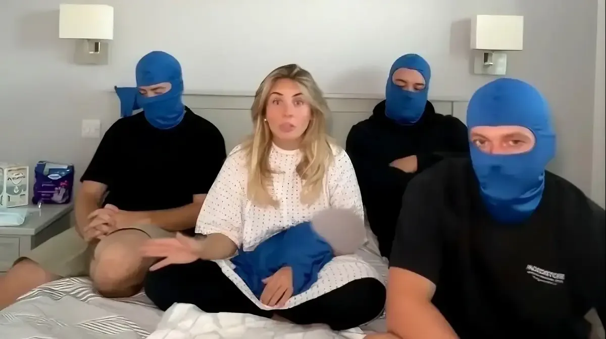 Обложка источника: Порноактриса Бонни Блу вызвала скандал видео с младенцем