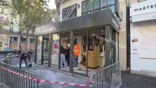 Обложка источника: В Париже во время беспорядков пострадал McDonald's