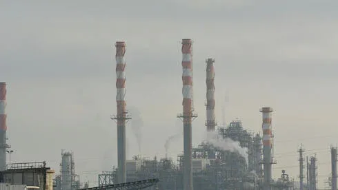 Обложка источника: Необычное загрязнение рядом с нефтеперерабатывающими заводами