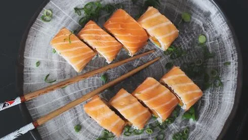 Обложка источника: Группа ресторанов Ze Sushi запрашивает отсрочку платежей из-за долгов в размере 19 миллионов шекелей
