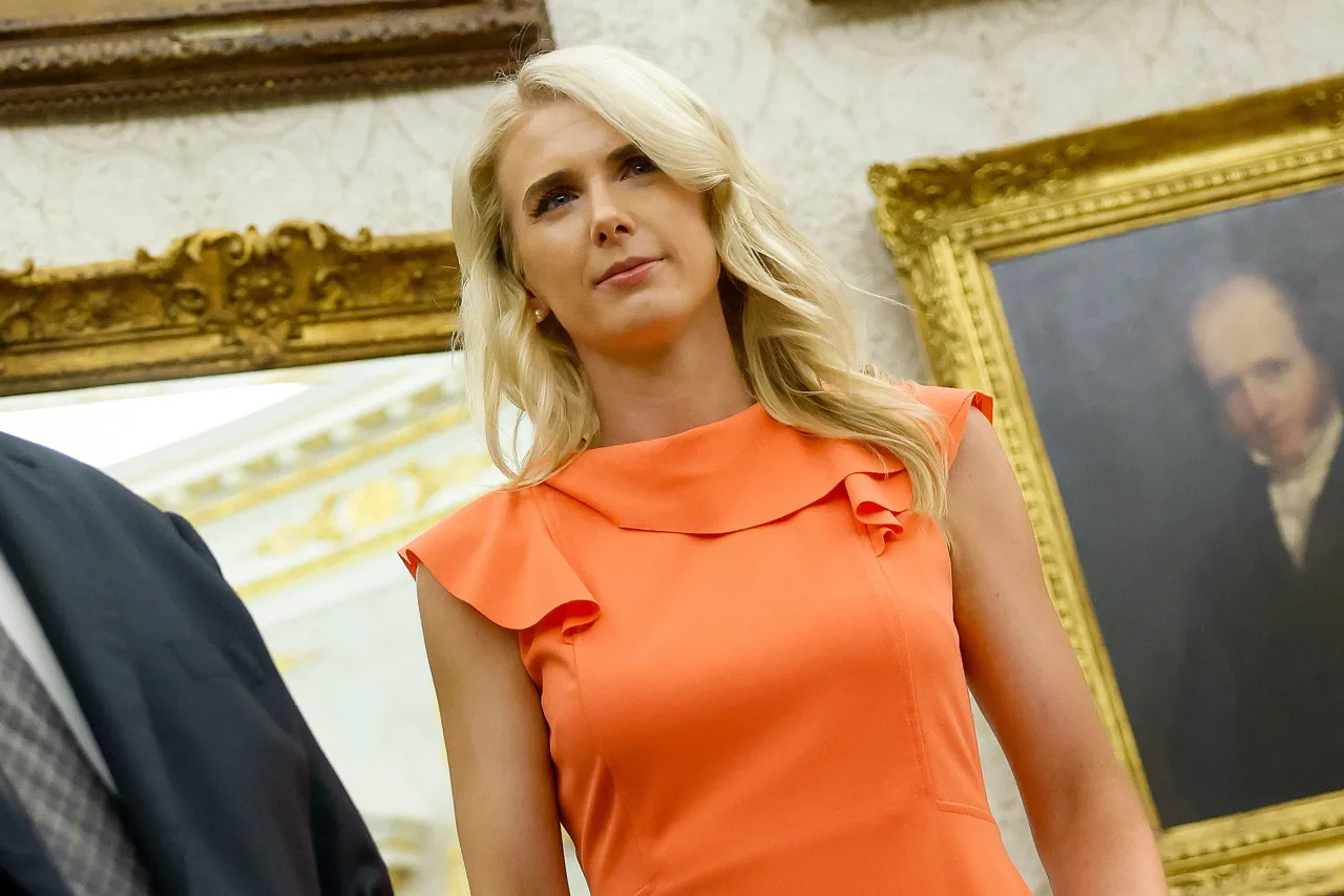 Обложка источника: Стоимость гардероба помощницы Трампа
