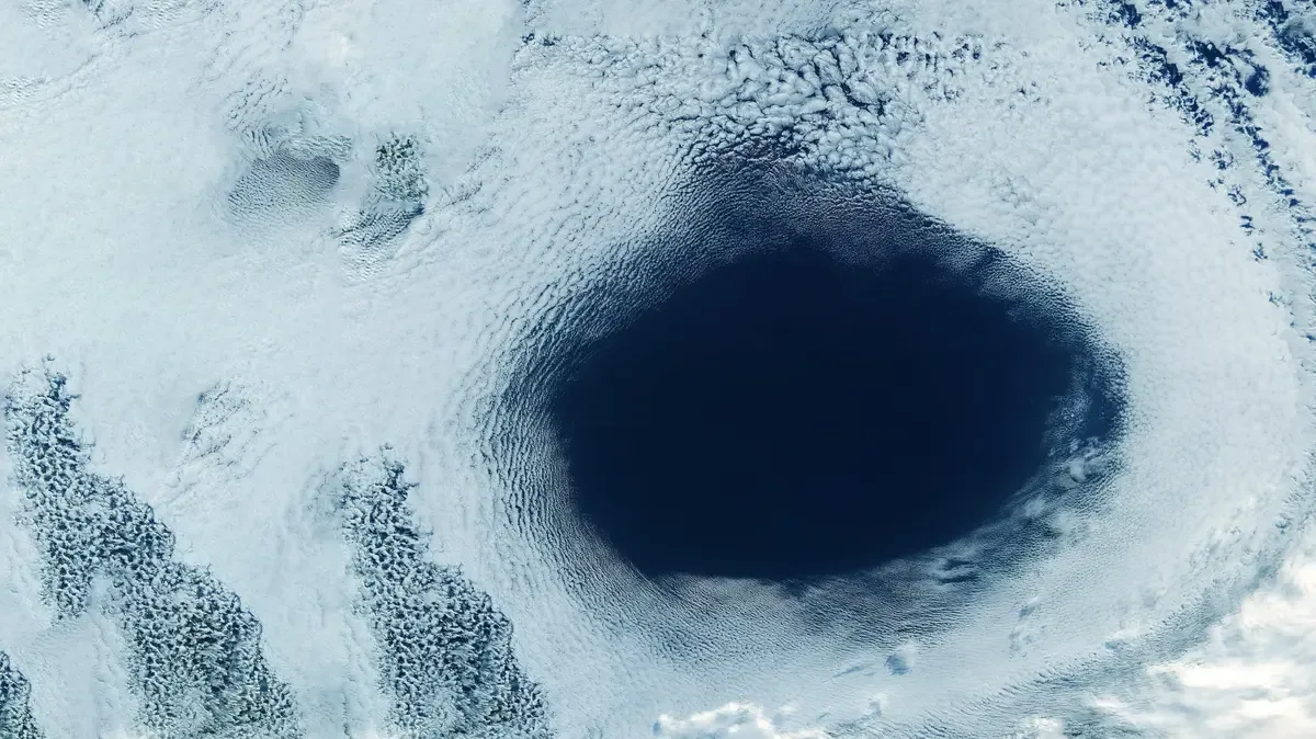 Обложка источника: Озоновая дыра снова достигла огромных размеров