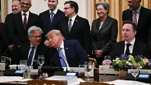 Обложка источника: Трамп руководителям хай-тека: против государственного вмешательства в ИИ, решение — «саморегулирование»
