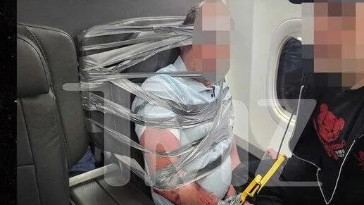 Обложка источника: Пьяный пассажир American Airlines был привязан к креслу скотчем