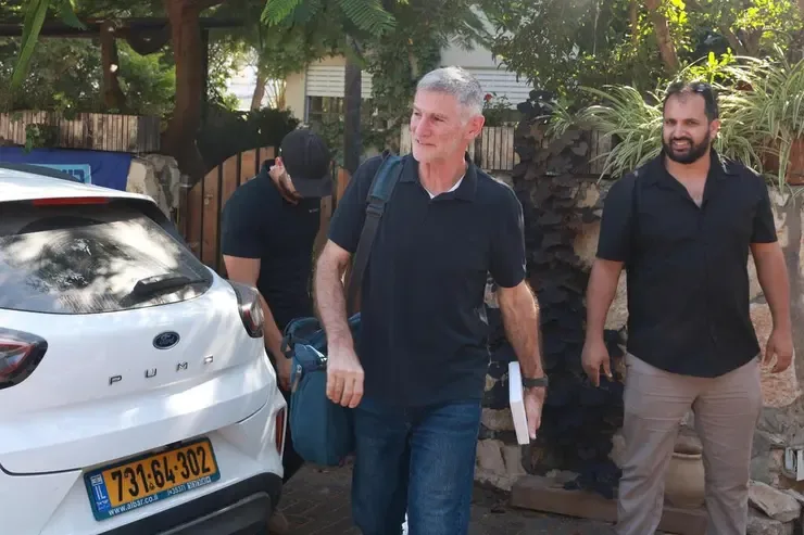 יאיר גולן לאחר ליל הבחירות בכניסה לביתו