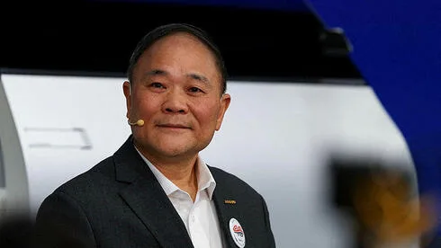 Обложка источника: Спустя 40 лет: основатель Geely Ли Шуфу уходит с поста председателя компании