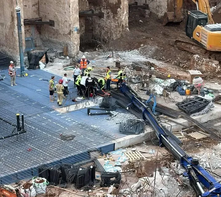 לוחמי האש בחילוץ פועל בניין במתחם הבורסה ברמת גן