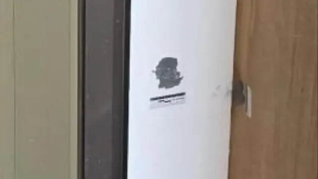 דלת החדר בה ירה הבעל בשל הסיכסוך עם אישתו