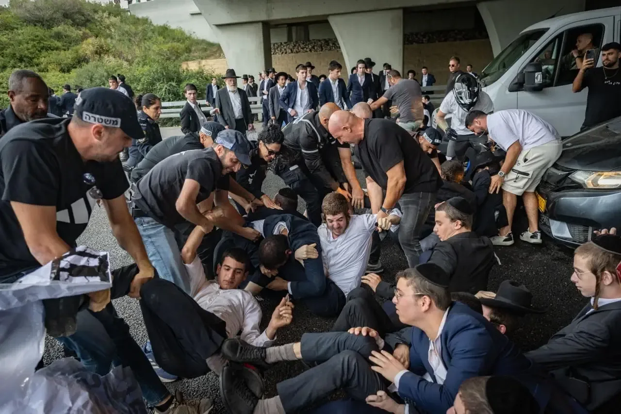 Обложка источника: Протесты ультраортодоксов привели к перекрытию дорог
