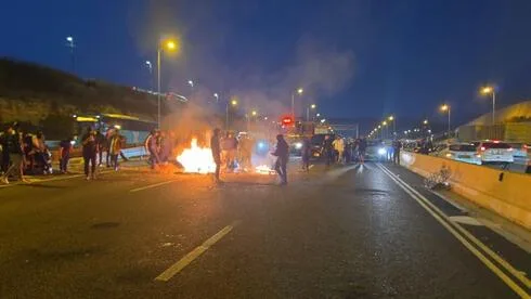 Обложка источника: Около 100 протестующих друзов подожгли шины и заблокировали шоссе 6 на час