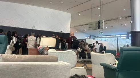 Обложка источника: Пассажиры самолета FlyDubai садятся на борт в Саудовской Аравии