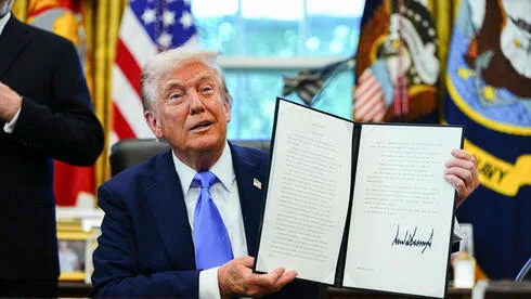 Обложка источника: Трамп не сдается: снова пытается ввести сбор за визы для специалистов в сфере высоких технологий